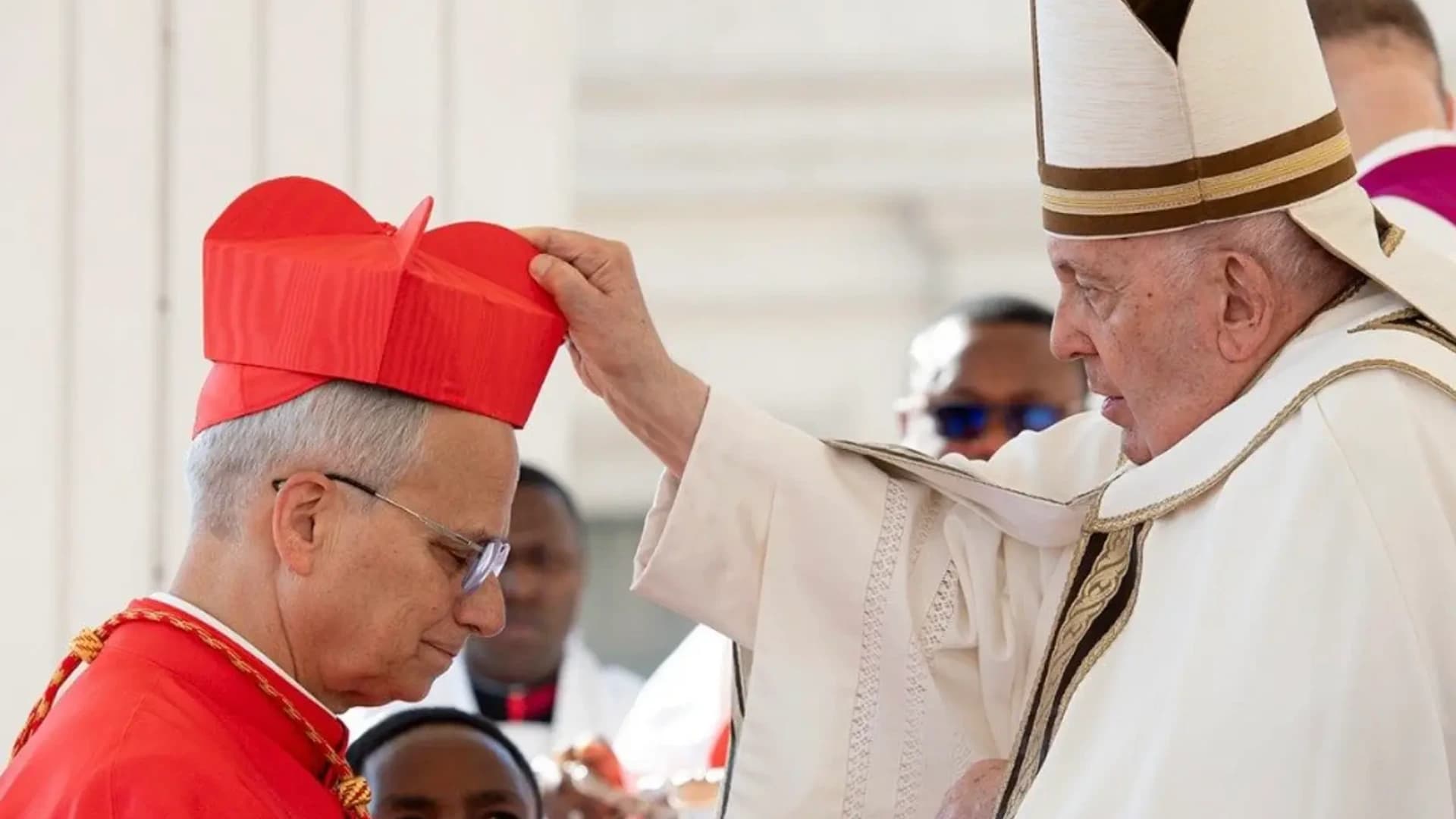 Papa Francisco entregando o barrete vermelho para o Cardeal Prevost