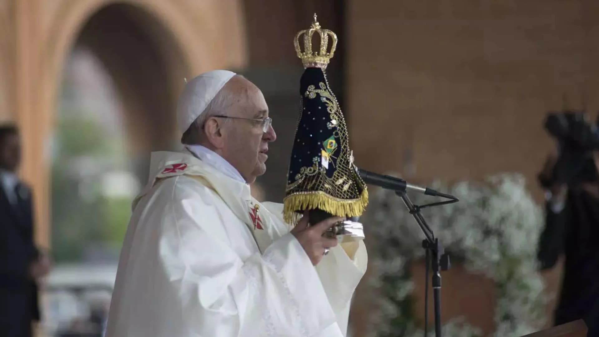 Papa Francisco segurando a imagem de Nossa Senhora Aparecida
