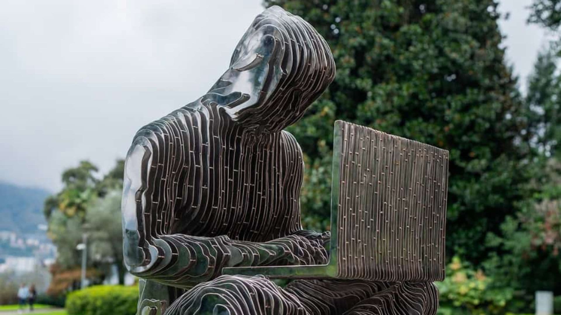 Estátua dedicada a Satoshi Nakamoto na Suíça