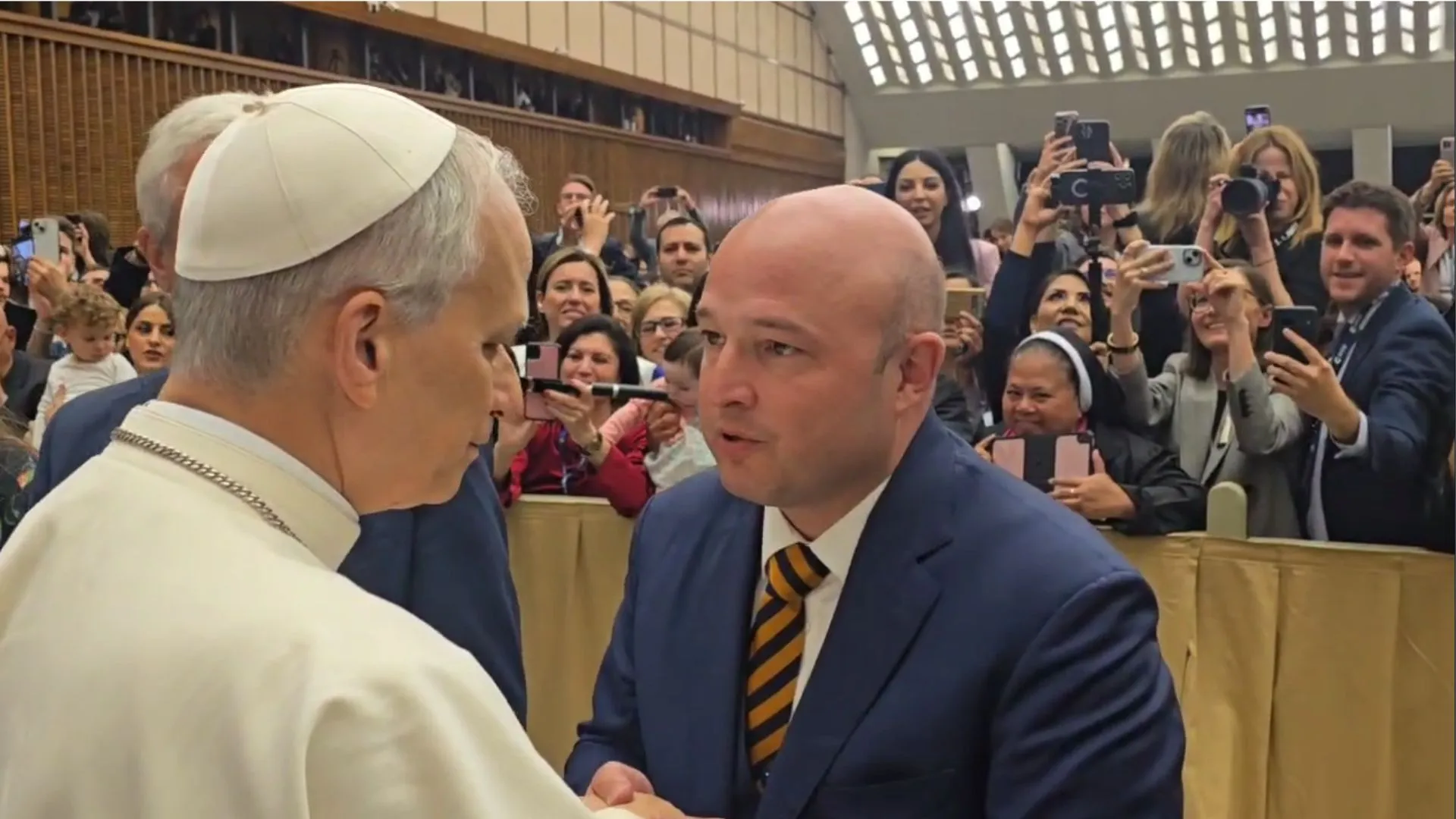Papa Leão XIV e papa Francisco
