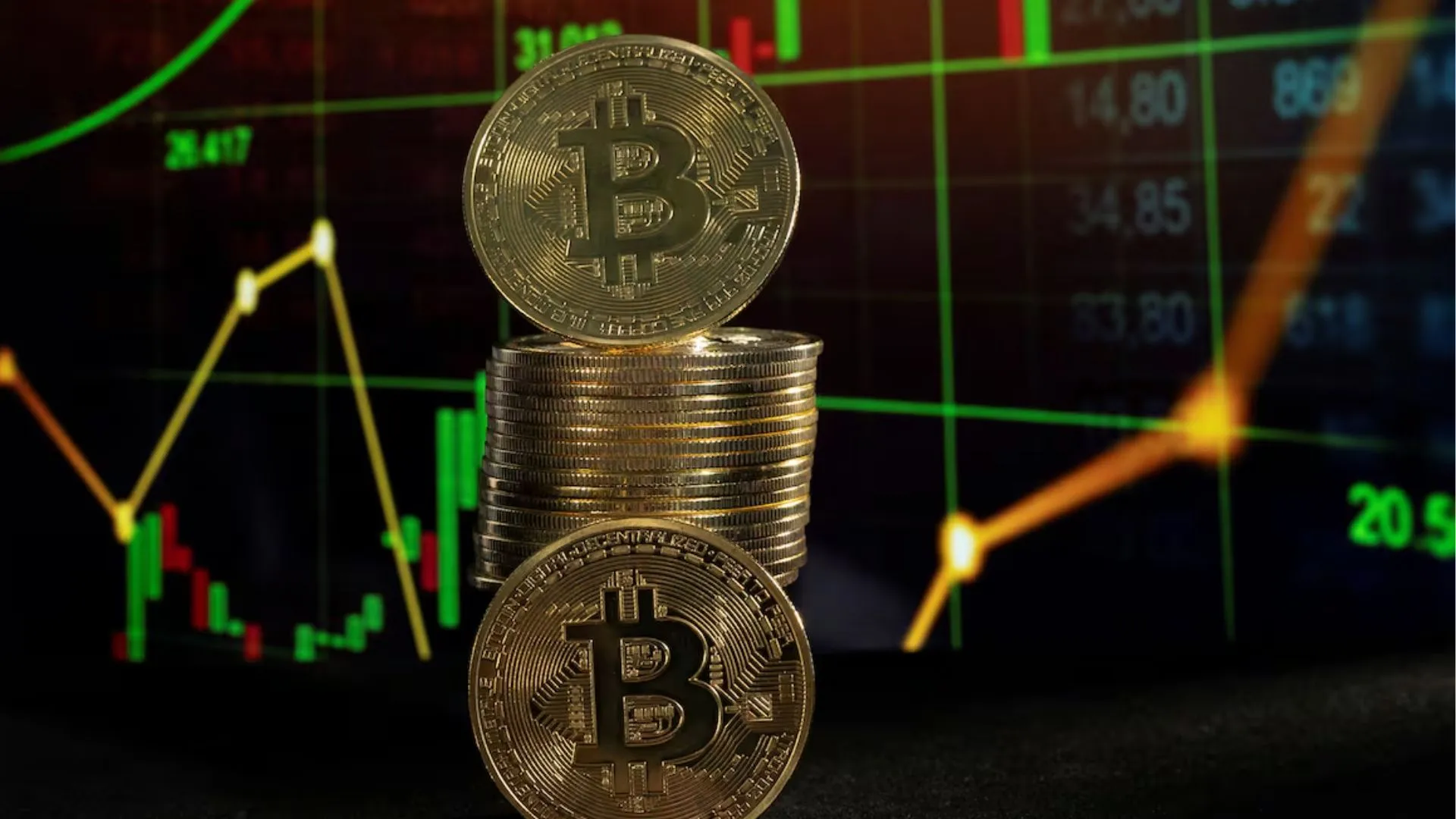 Tokens de Bitcoin e um gráfico de preços são vistos nesta foto ilustrativa