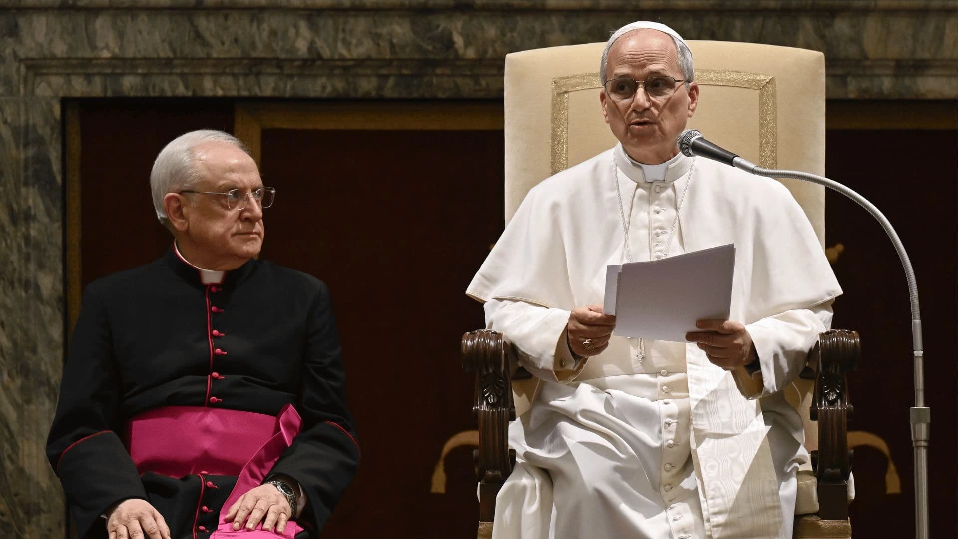 papa leão XIV em conferência com embaixadores