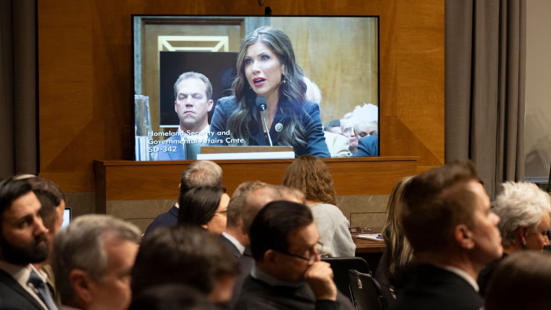 Kristi L. Noem falando na televisão.