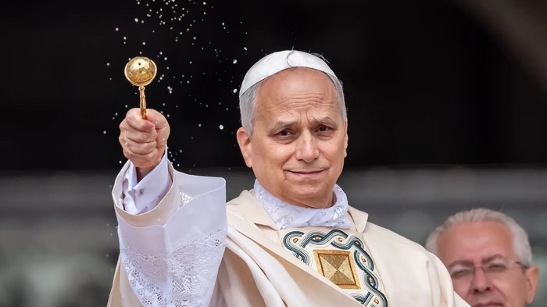 Papa Leão XIV aspergindo o povo com água