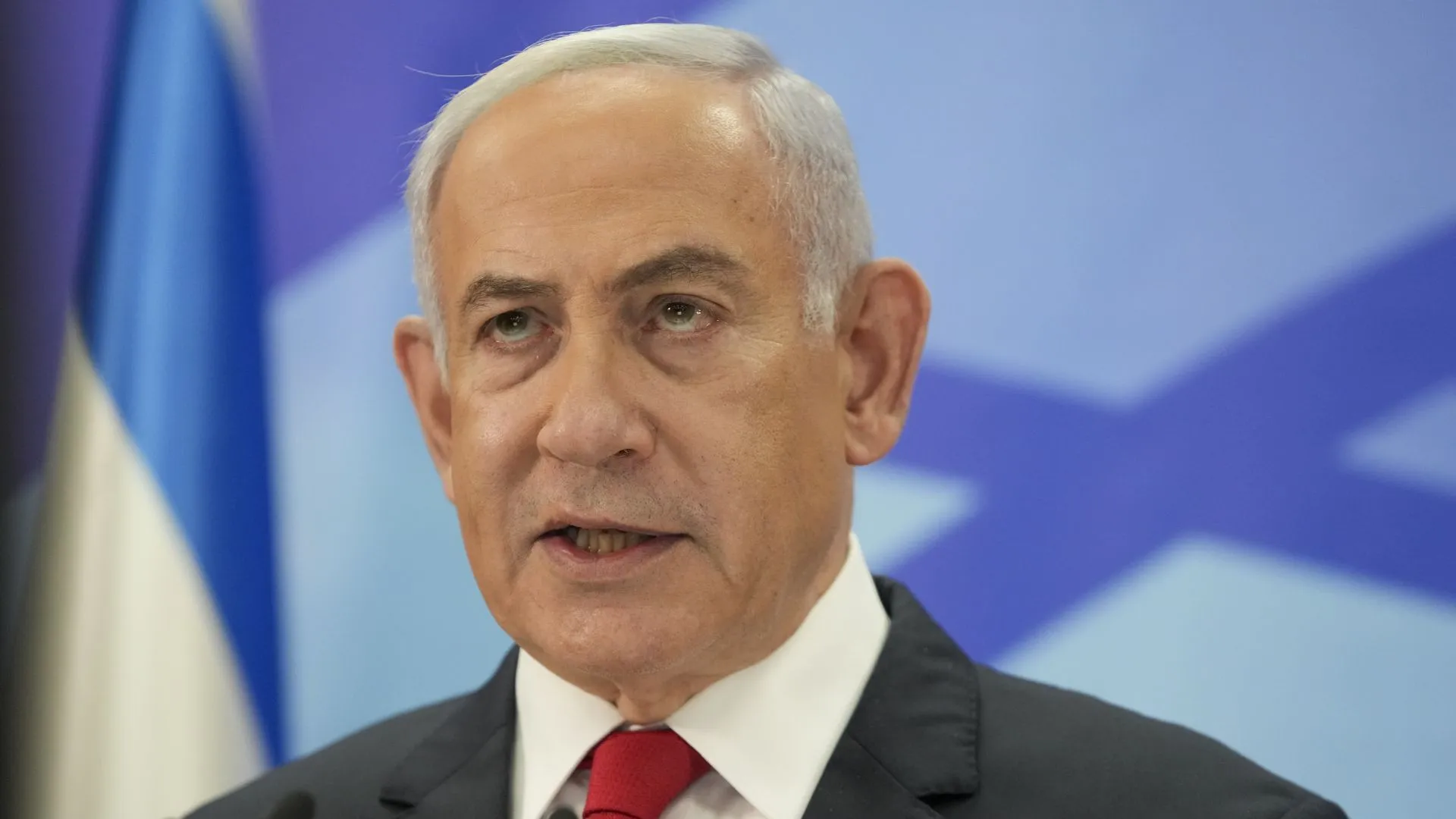 O primeiro-ministro israelense Benjamin Netanyahu fala durante uma coletiva de imprensa em Jerusalém