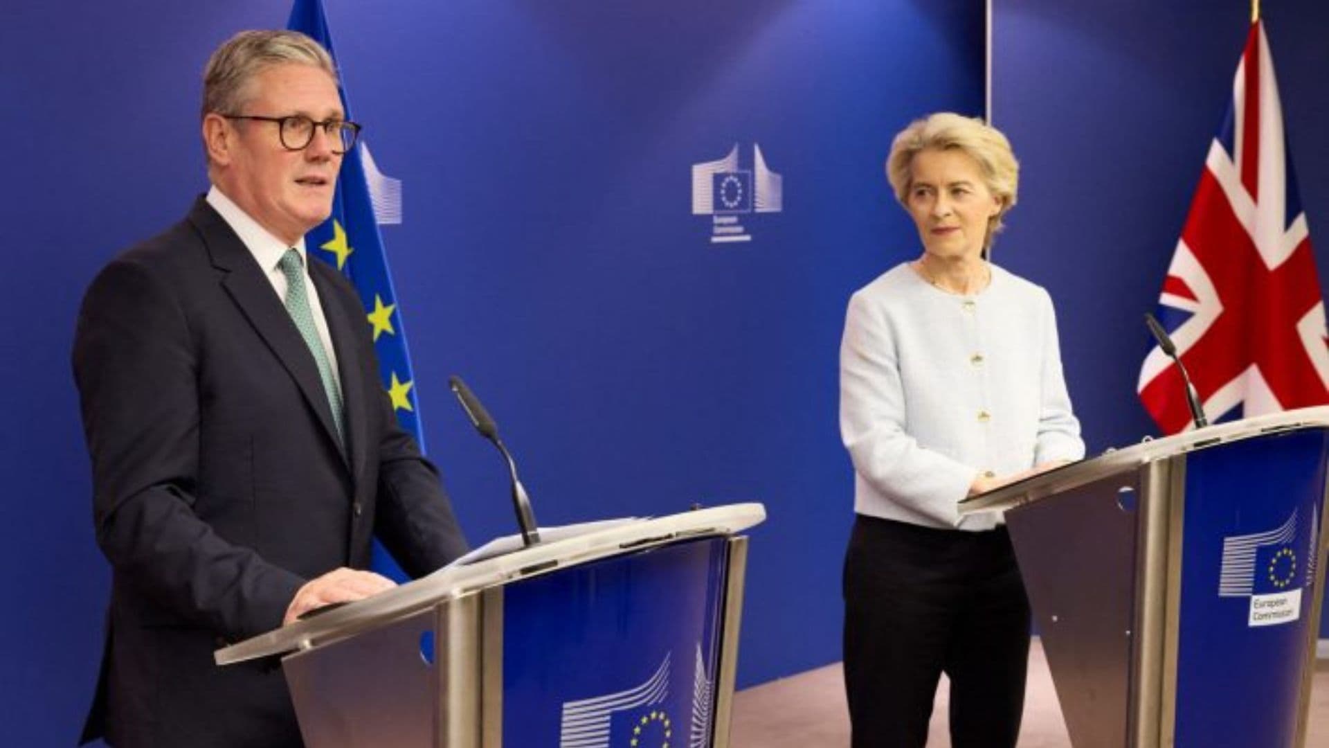 Primeiro-ministro Britânico ao lado de presidente da Comissão Europeia