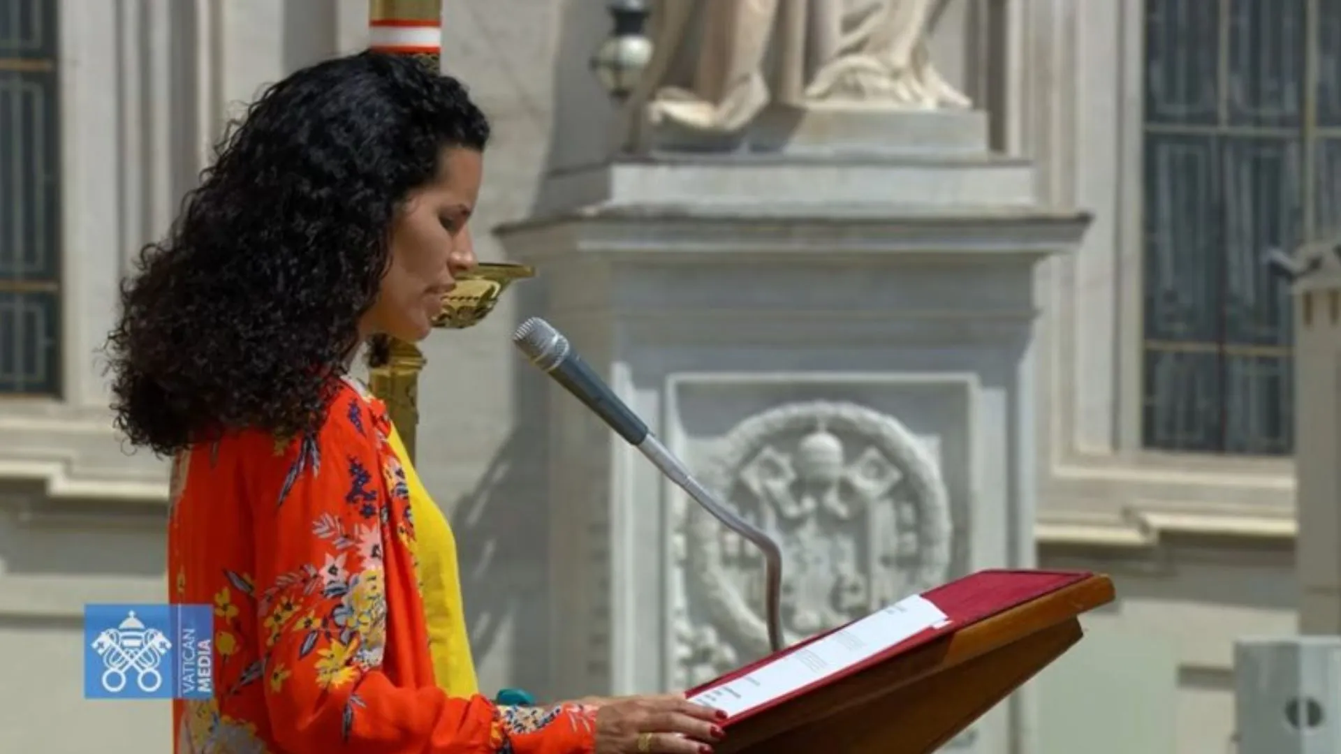 Fernanda fazendo leitura durante Missa do papa Leão XIV