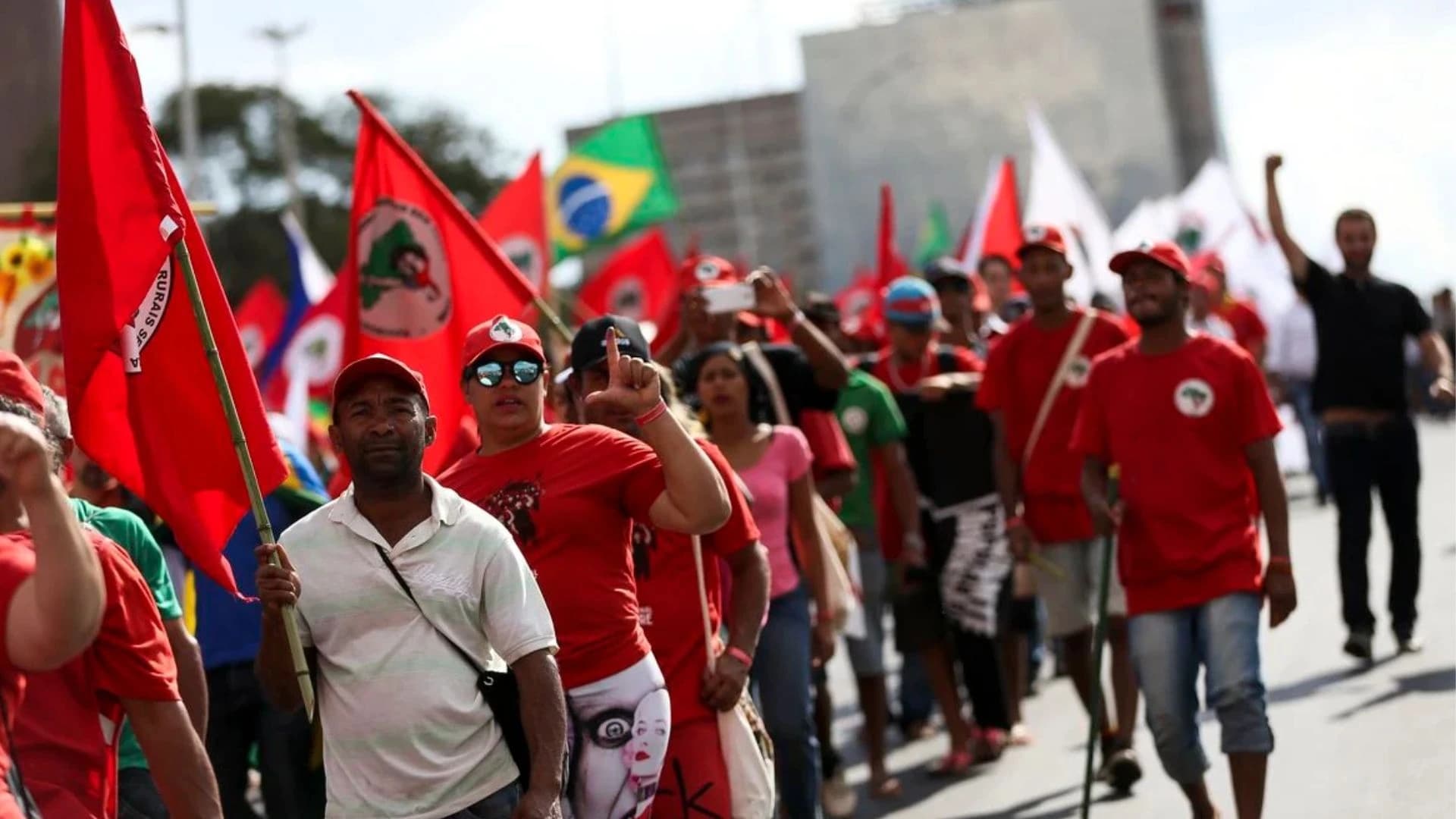 Manifestantes do MST
