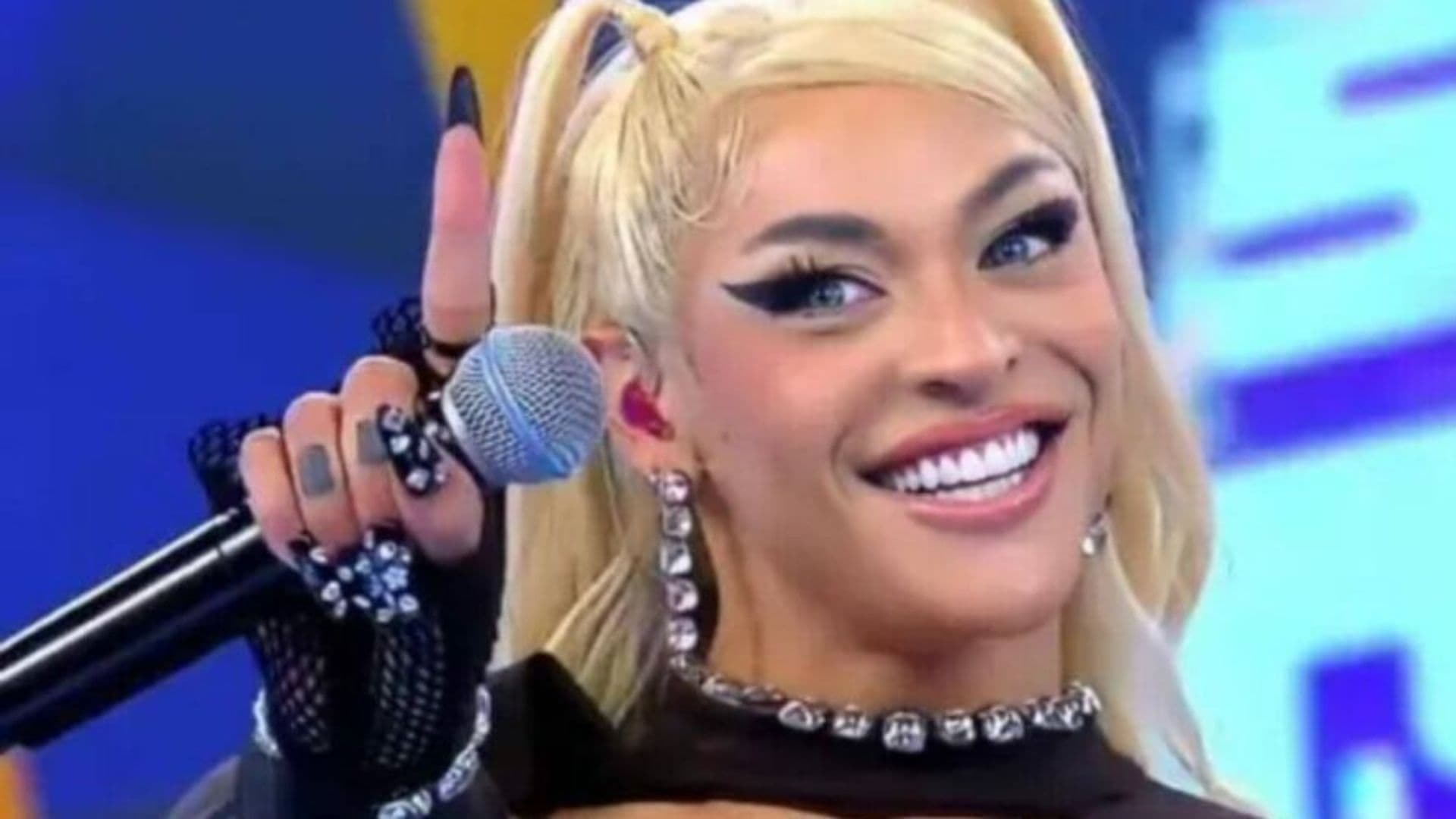 Pabllo Vittar em programa da Globo, drag queen foi convidado para cantar em evento do MST.