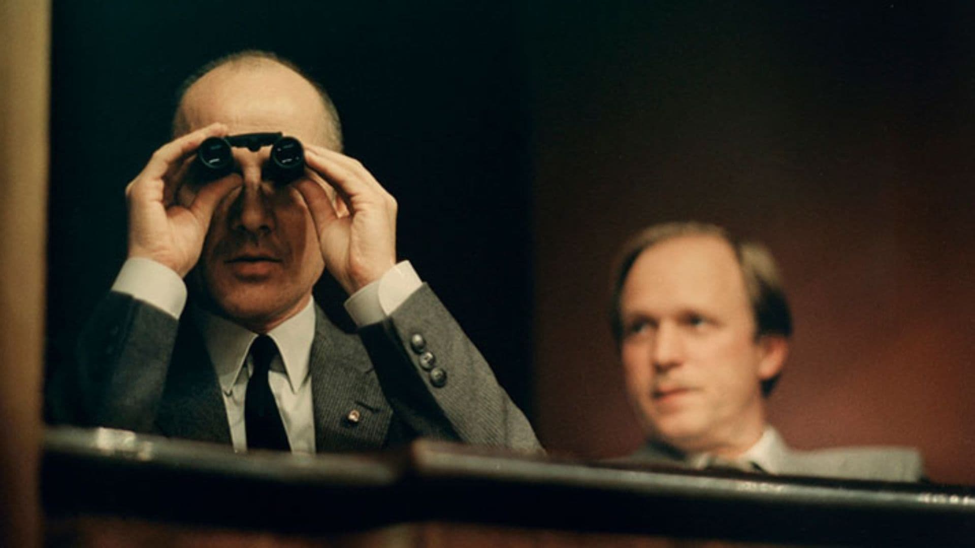 Cena do filme "A Vida dos Outros", a qual o agente da Stasi observa com um binóculo.