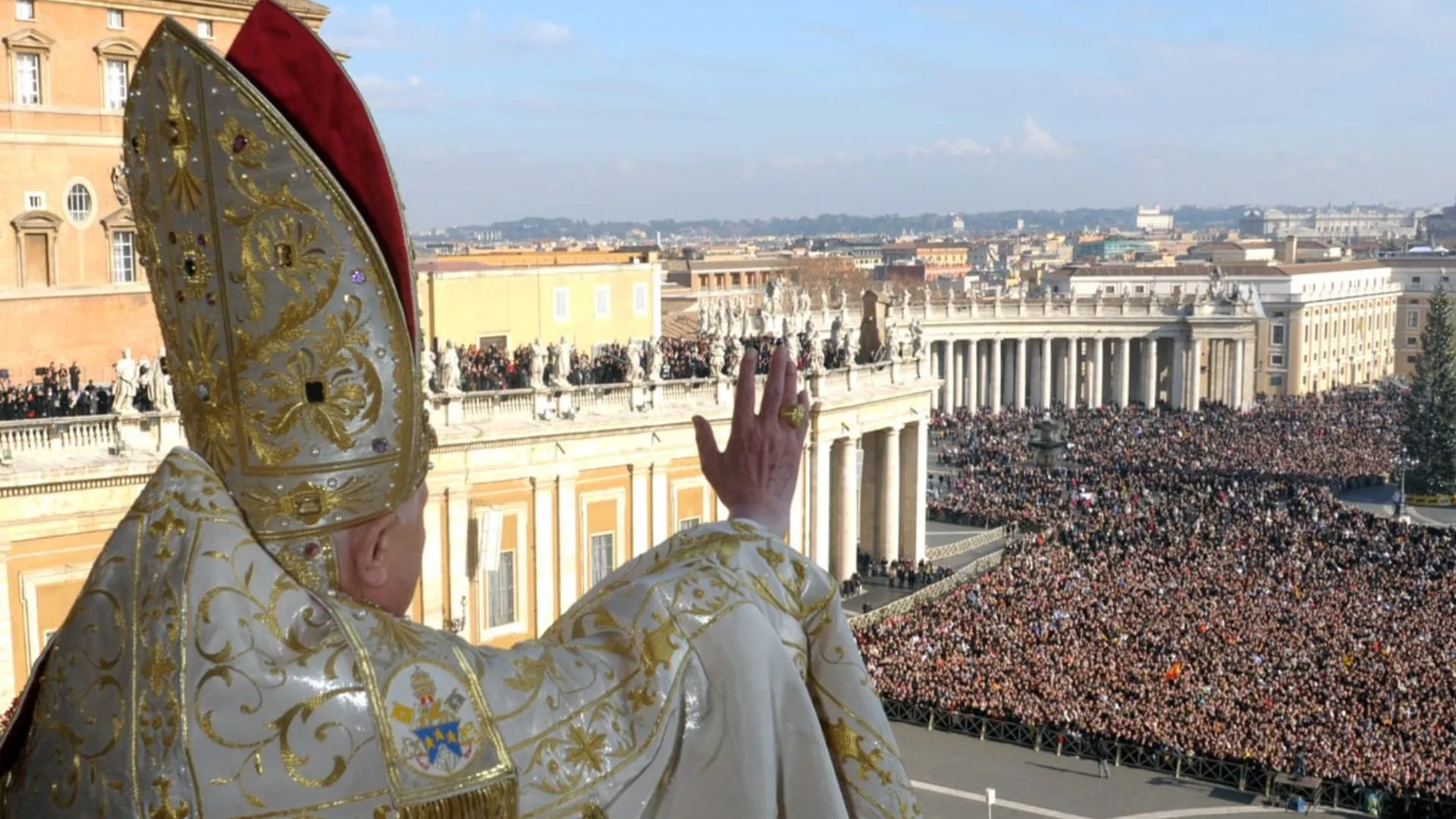 papa Bento XVI na varanda da Basilica São Pedro saudando o povo