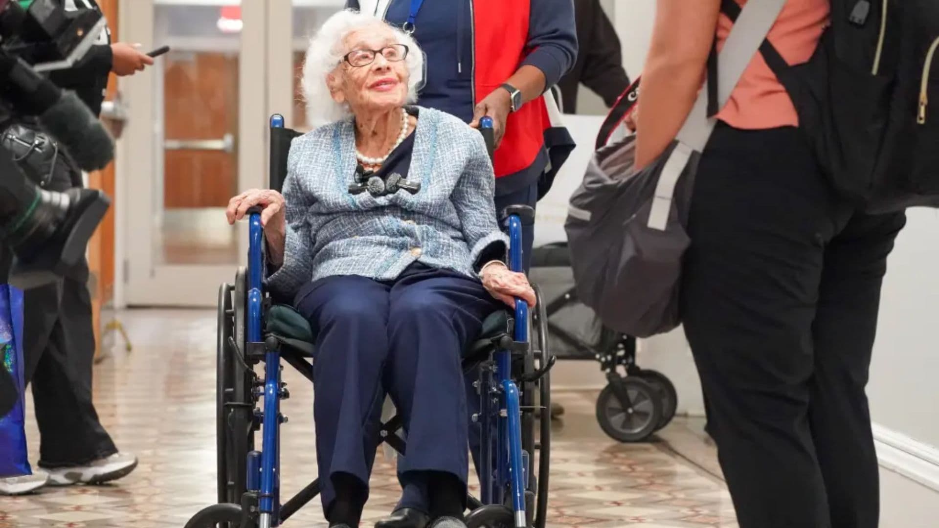 Aos 97 anos, Jacqueline Kimmelstiel — sobrevivente do Holocausto — realizou um sonho de infância: assistir a um dia de aula na University of Mount Saint Vincent, no Bronx.