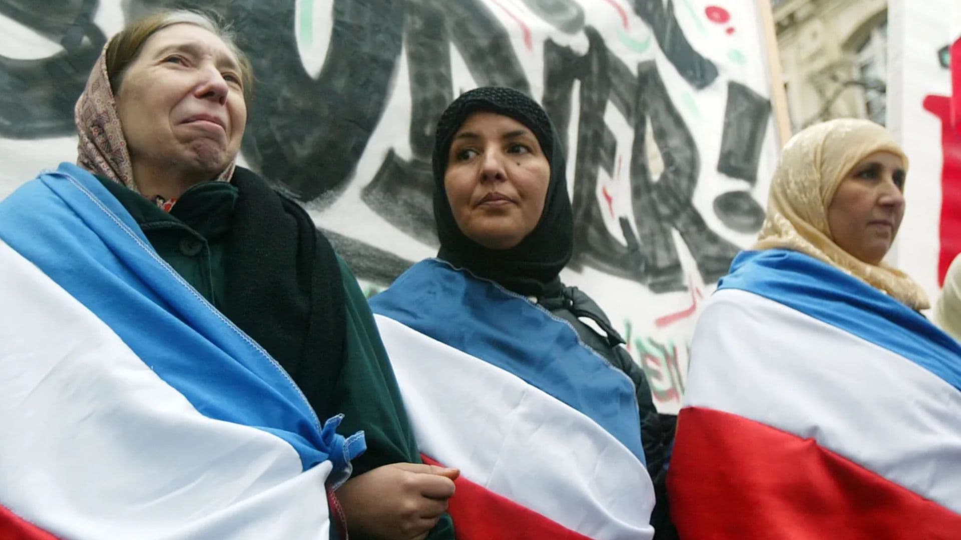 Mulheres muçulmanas protestando na França. Relatório do governo francês mostra que Irmandade Muçulmana está aumentando sua força no país.