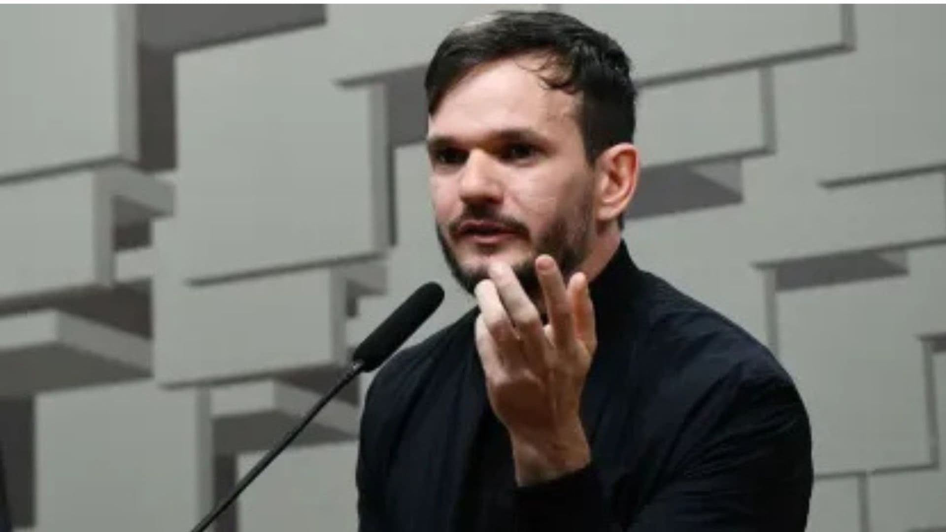 Padre Patrick Fernandes falando na CPI das Bets. Ele foi criticado pela mãe de Virgínia Fonseca após falar mal dos influenciadores que fazem propaganda de bets.