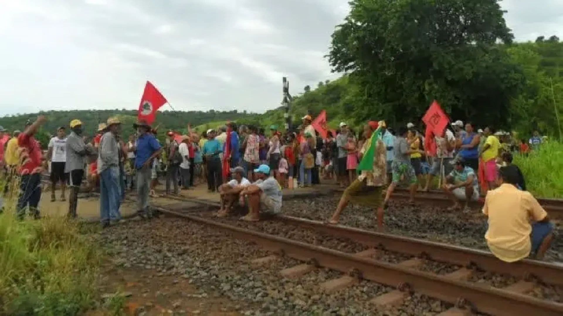 Militantes do MST bloqueando ferrovia.