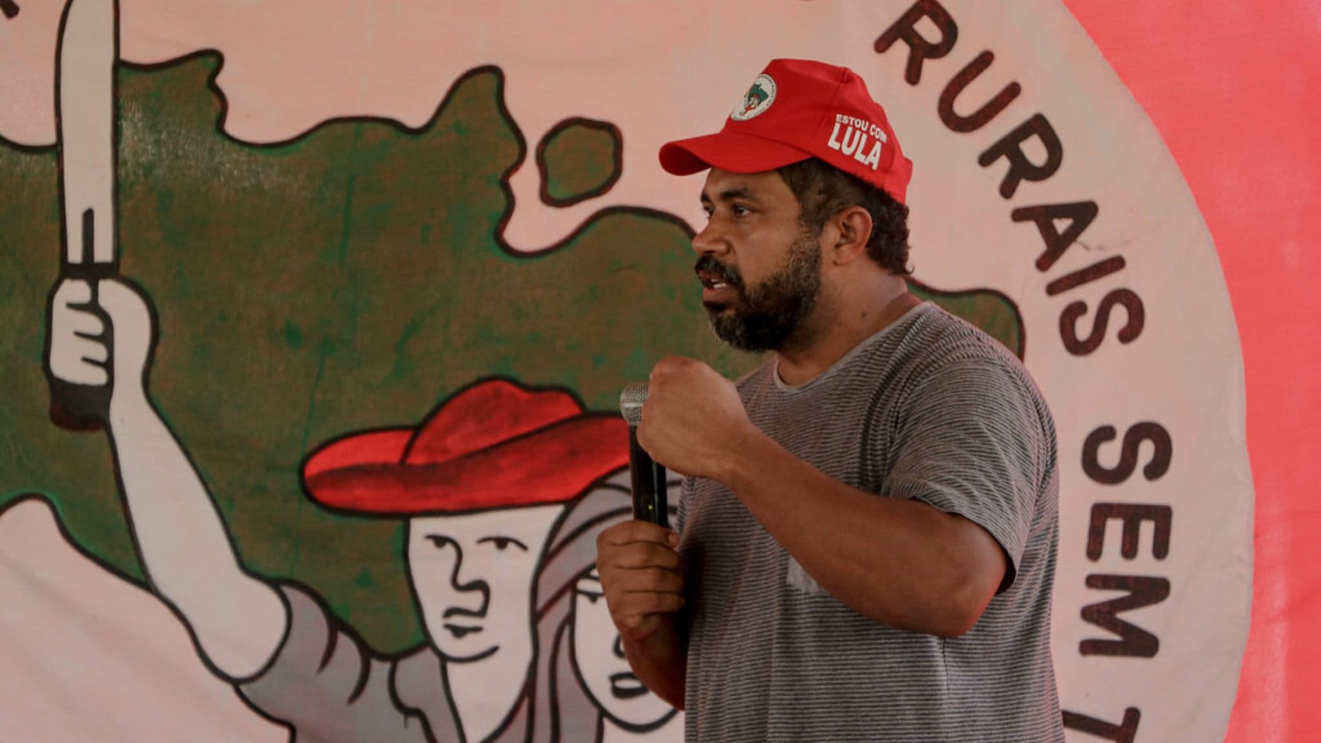 João Paulo Rodrigues discursando em um evento do MST.
