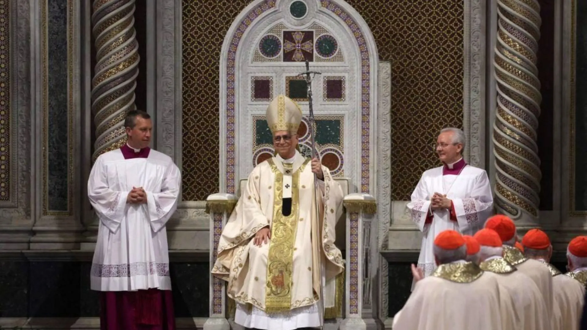 Leão XIV sentado na Catedra da Basílica de São João de Latrão