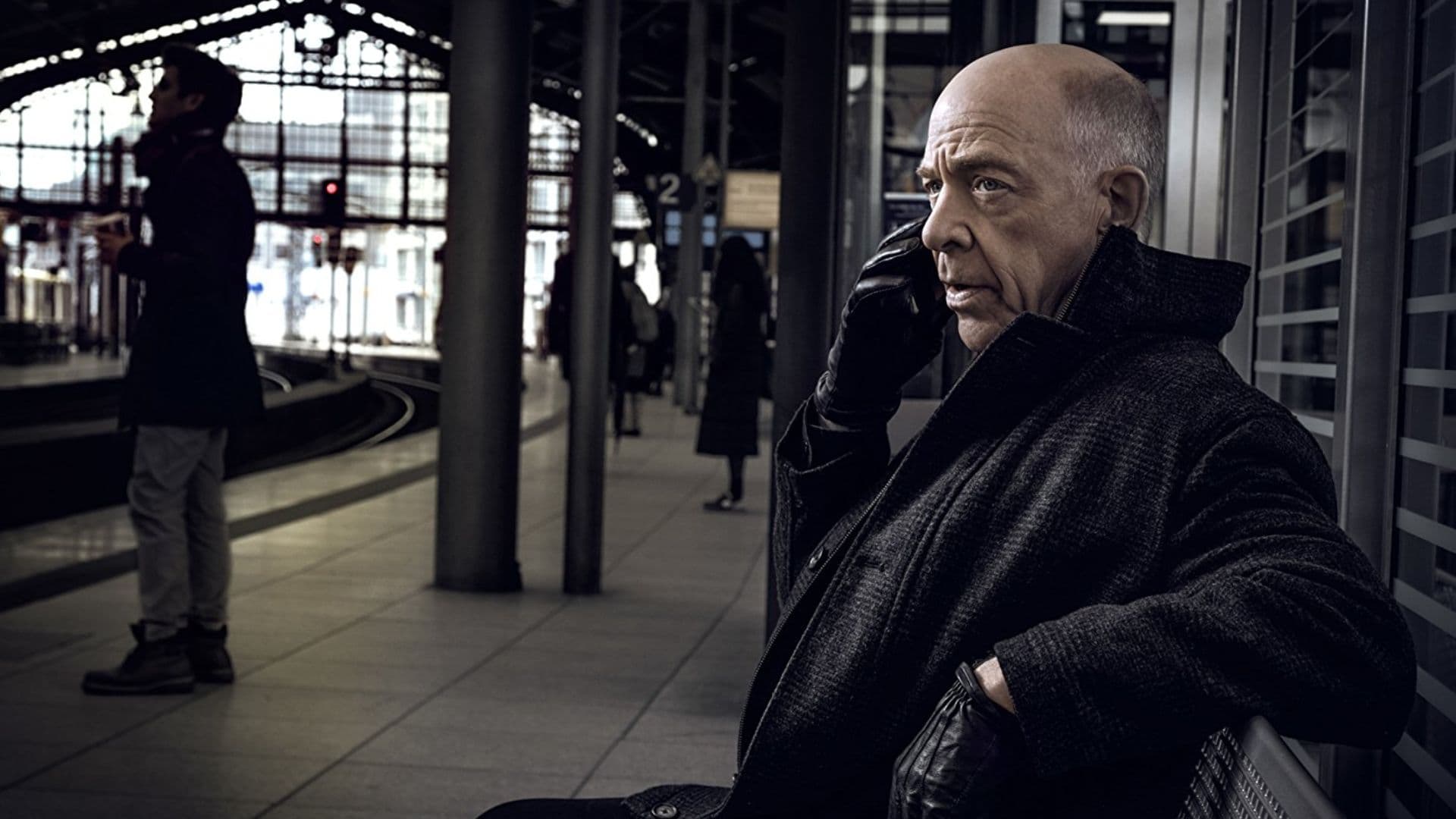 Harold Silk, J.K. Simmons, interpretado por tem seu emprego ameaçado quando descobre o grande segredo da organização para qual trabalha.
