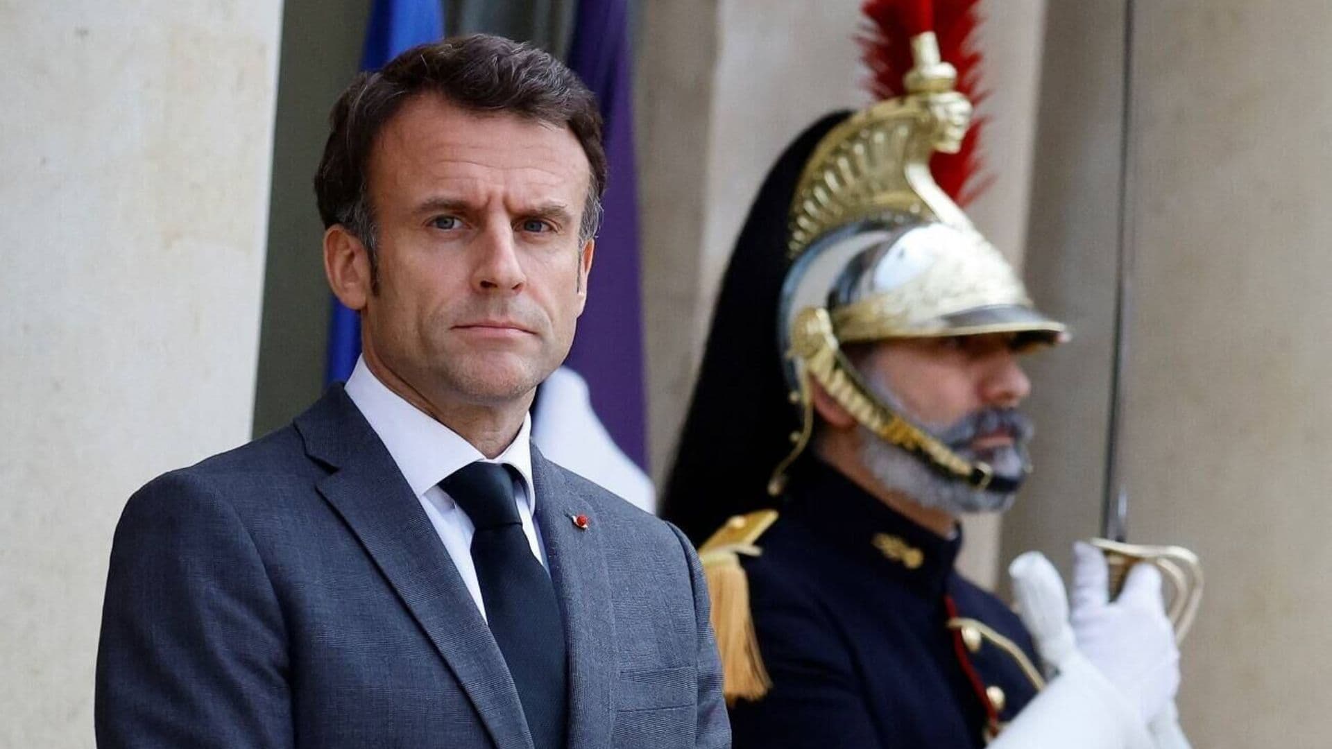 Macron ao lado de um soldado vestido com uniforme celebrativo.