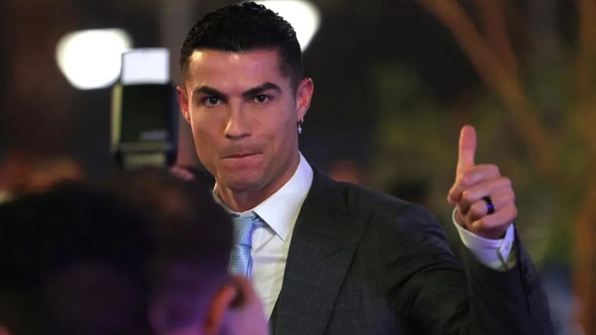 Cristiano Ronaldo de terno.