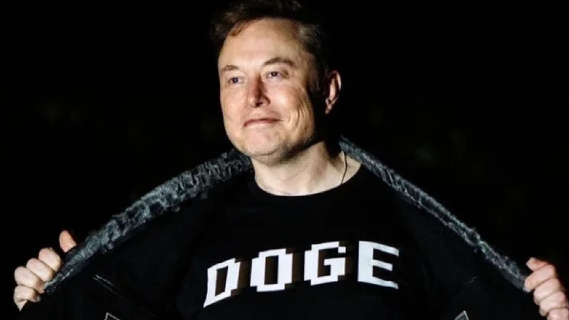 Elon Musk com uma camiseta do DOGE.
