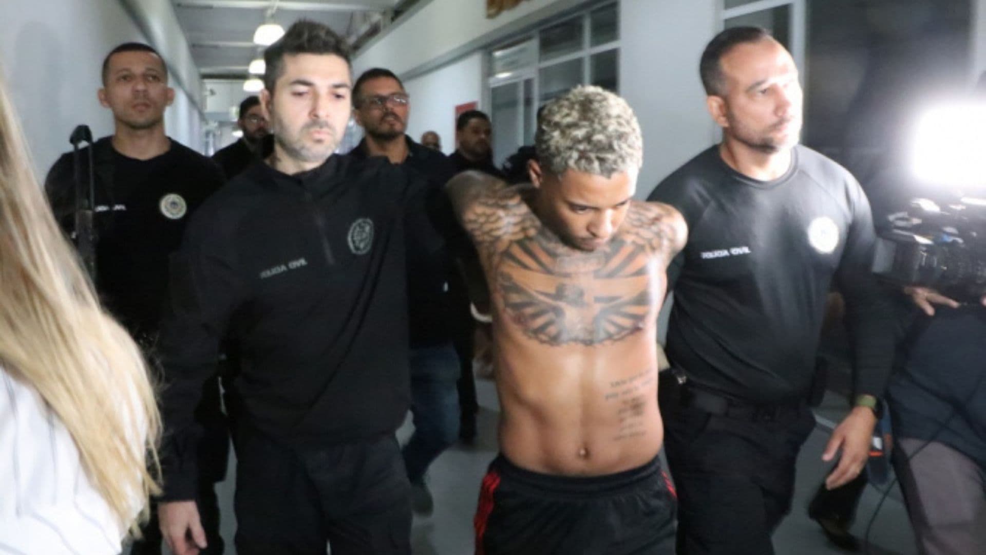 MC Pozi do Rodo sendo levado por policiais.