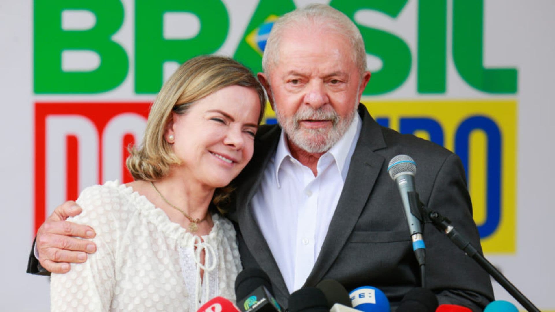 Gleisi Hoffmann ao lado de lula durante a campanha de 2022.