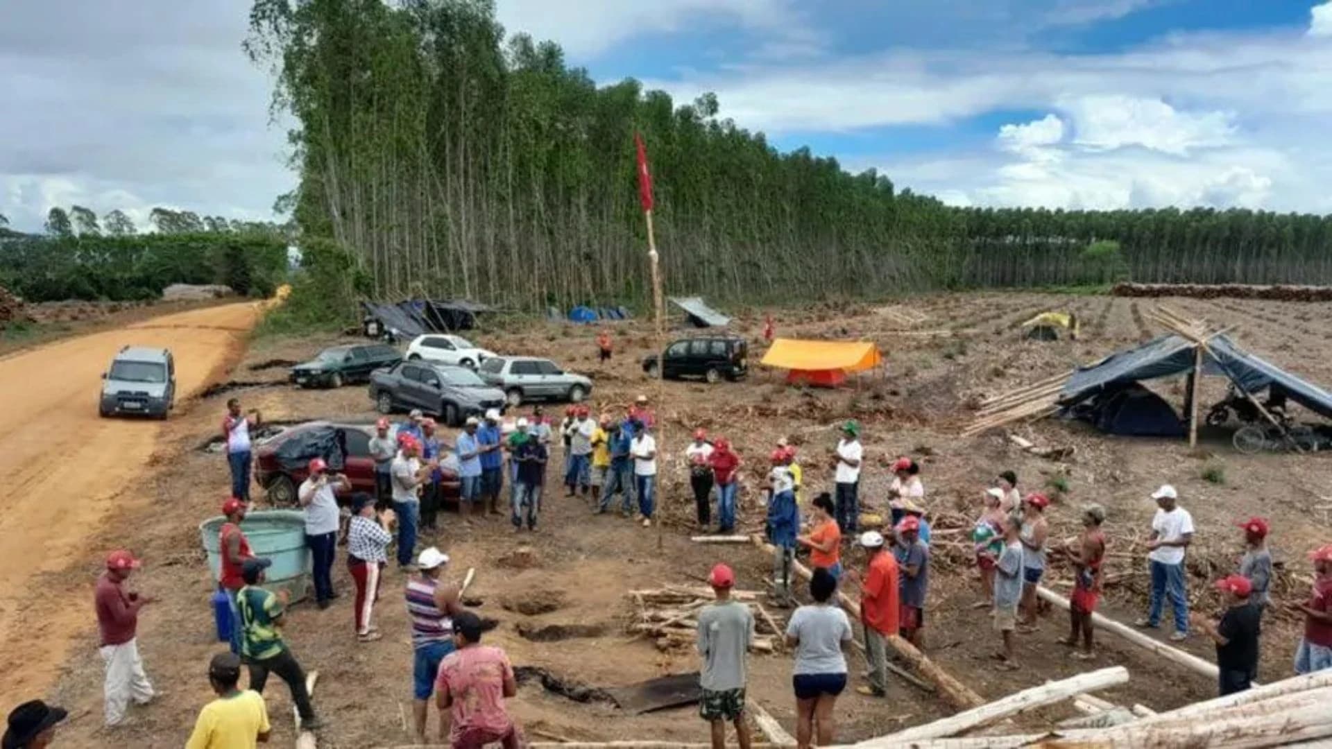Ocupação do MST em fazenda de cultivo de eucalipto da produtora de celulose Suzano