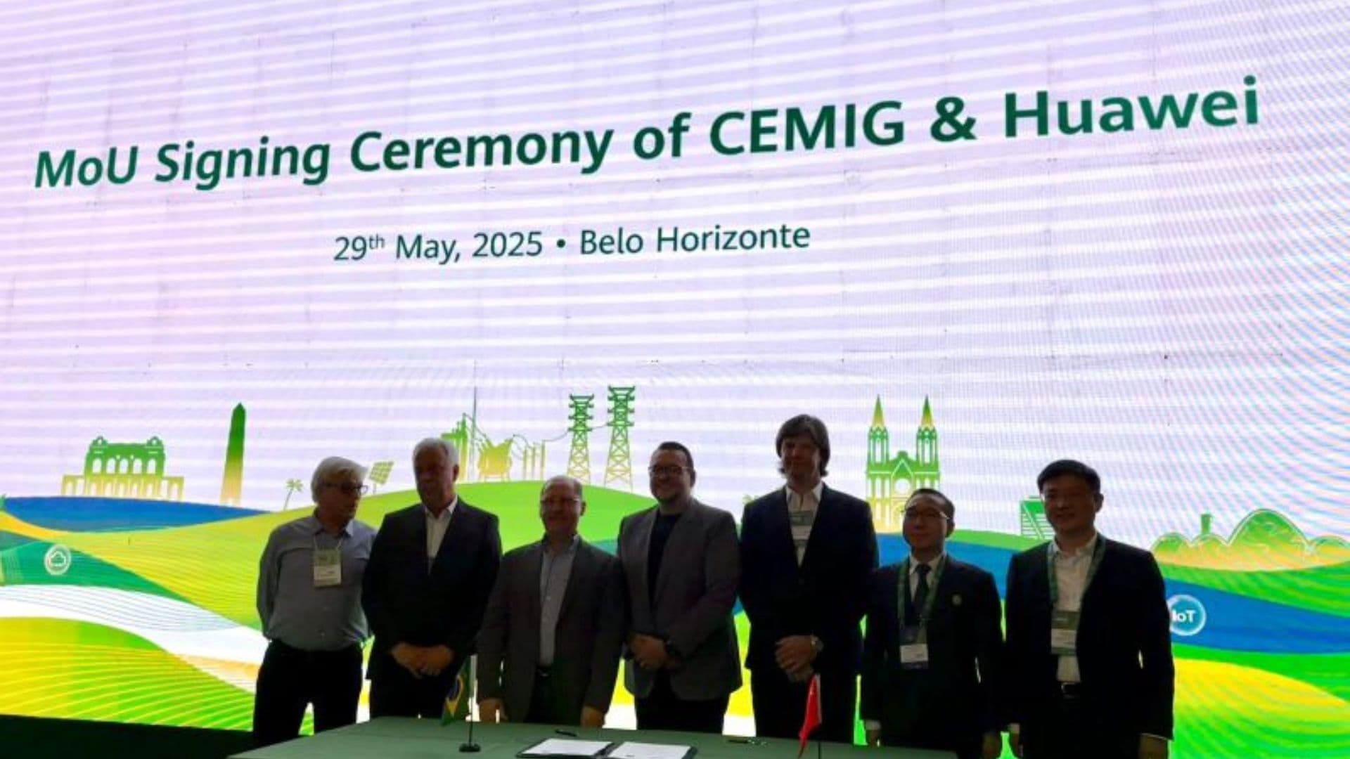 Imagem do momento em que o contrato entre Cemig e Huawei foi assinado.