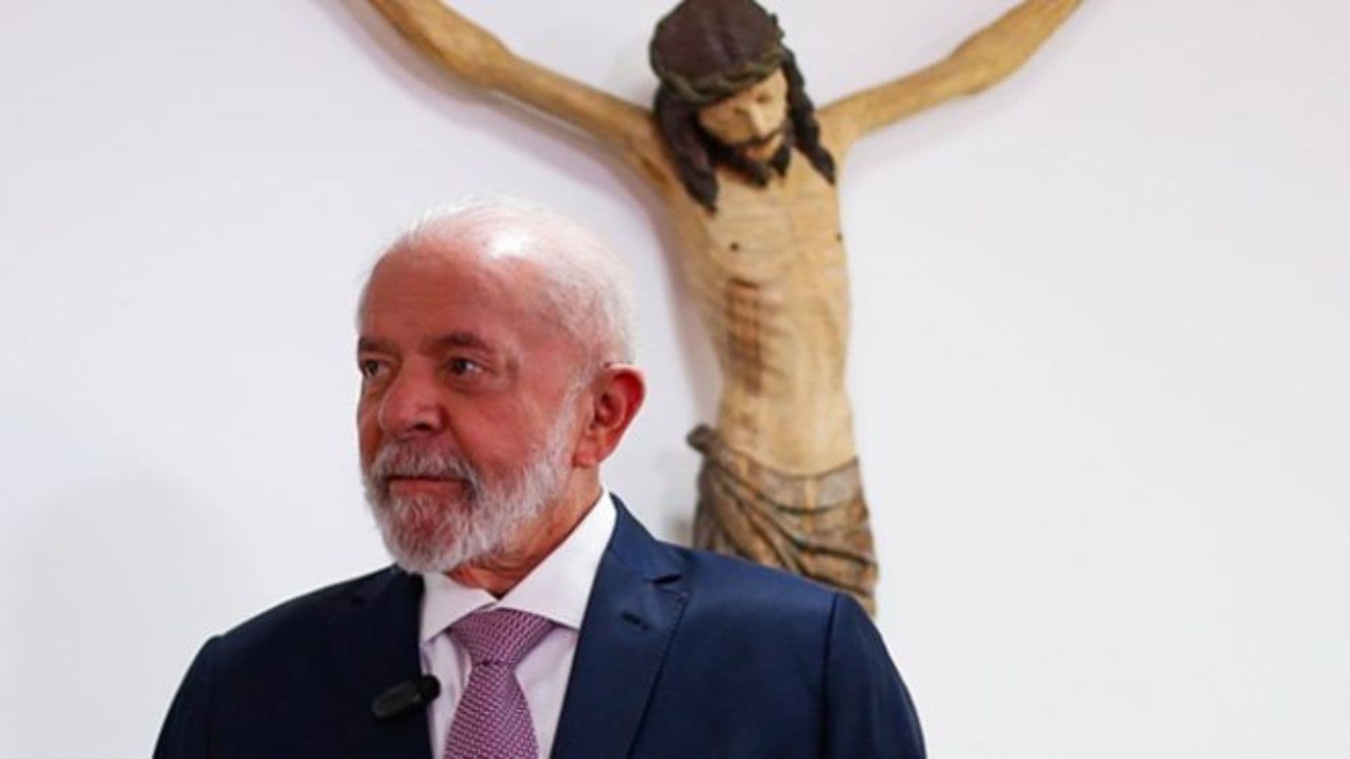 Lula de costas para a Cruz.