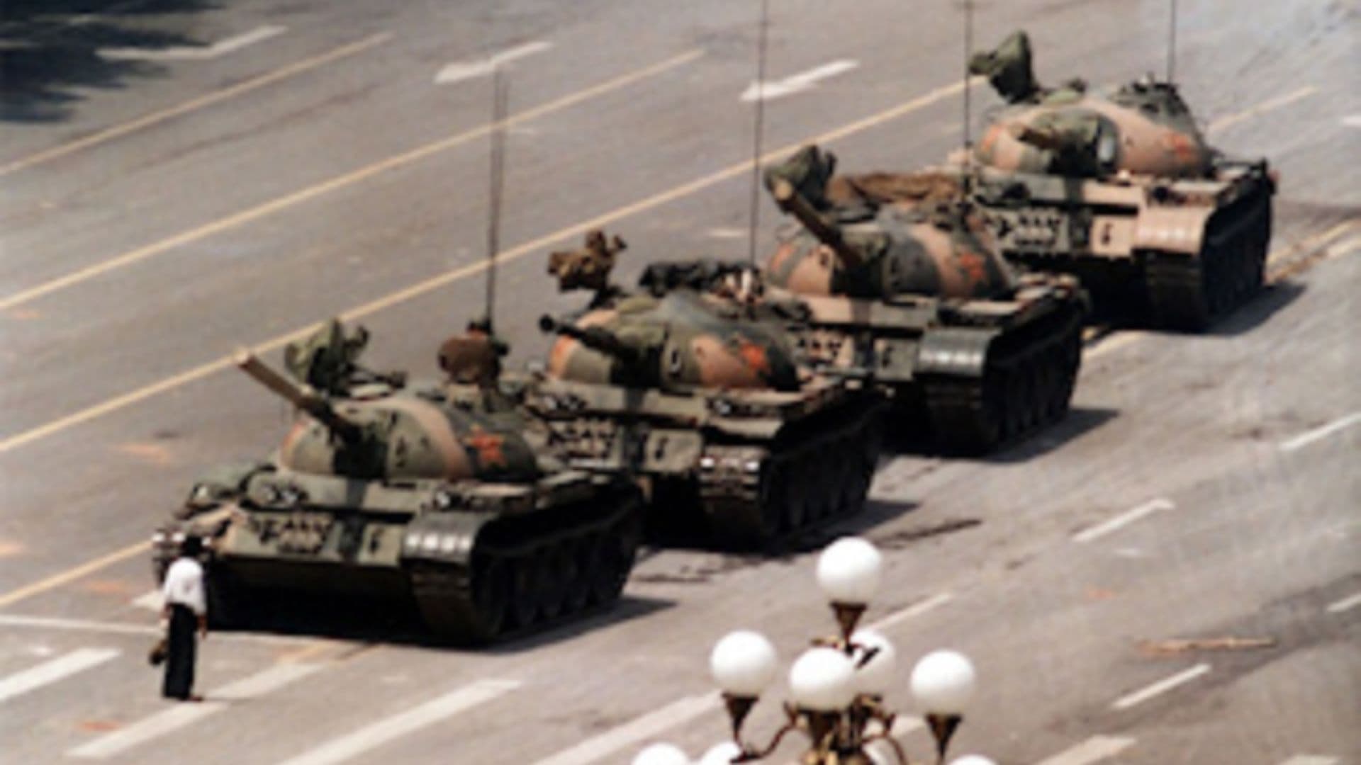 Homem parando fileira de tanques durante protesto na China
