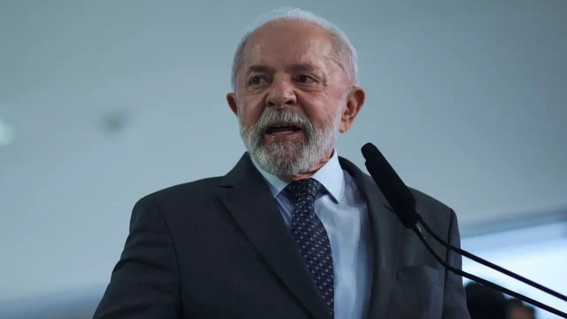 Lula falando durante coletiva de imprensa.