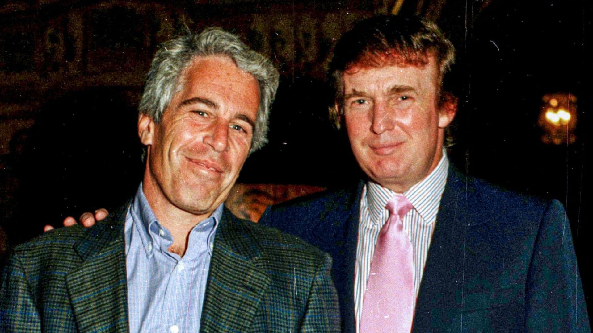 Epstein ao lado de Trump em uma festa da alta sociedade americana.