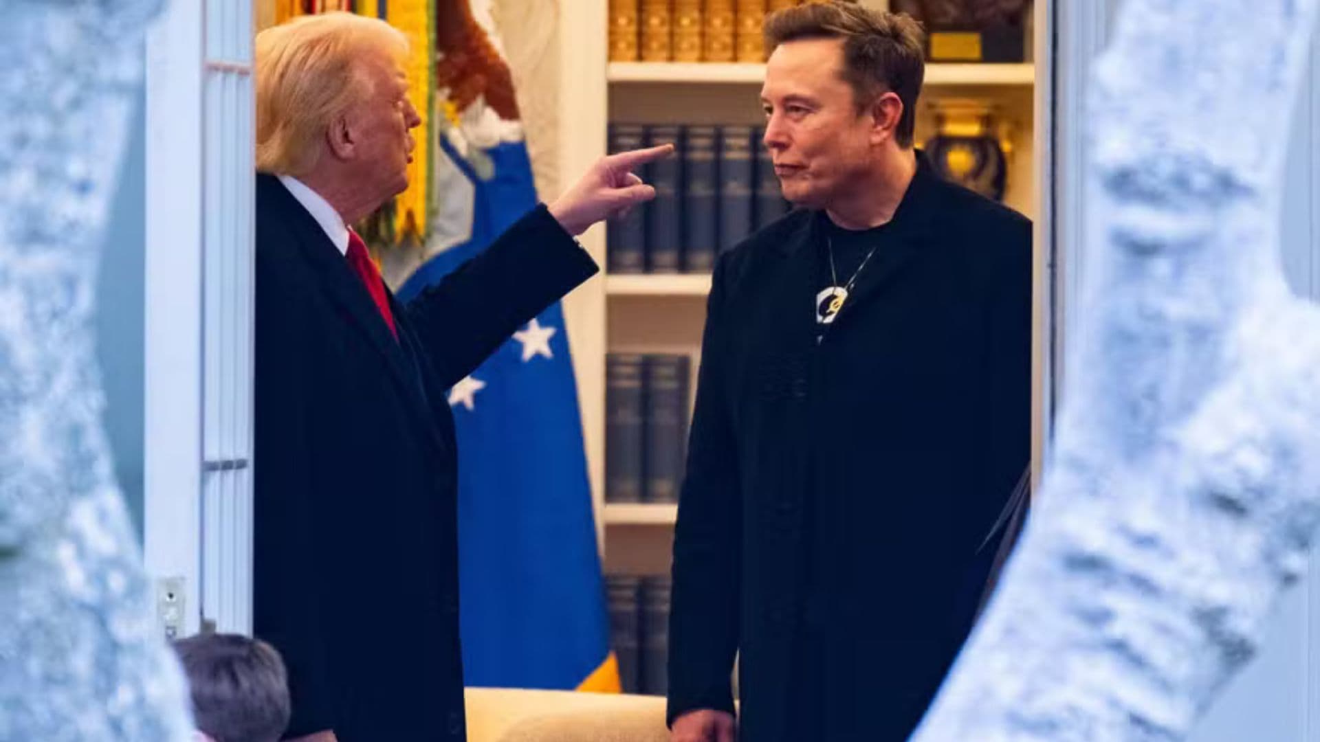 Trump e Musk conversando na Casa Branca.
