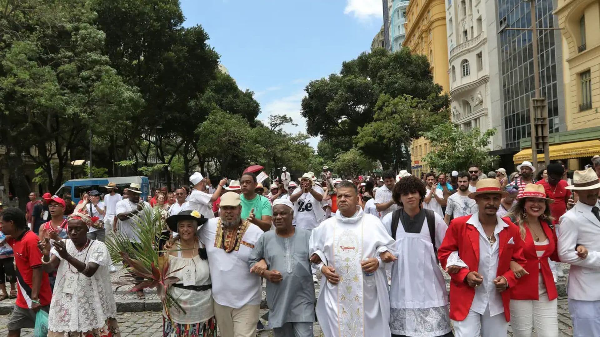 Católicos e religiosos de matriz afro de brasos cruzados.