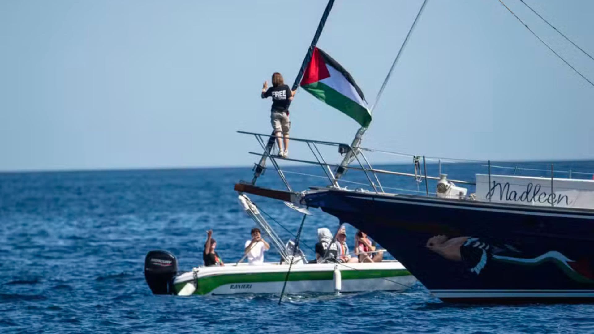 Greta Thunberg segurando bandeira palestina em embarcação parada por Israel.