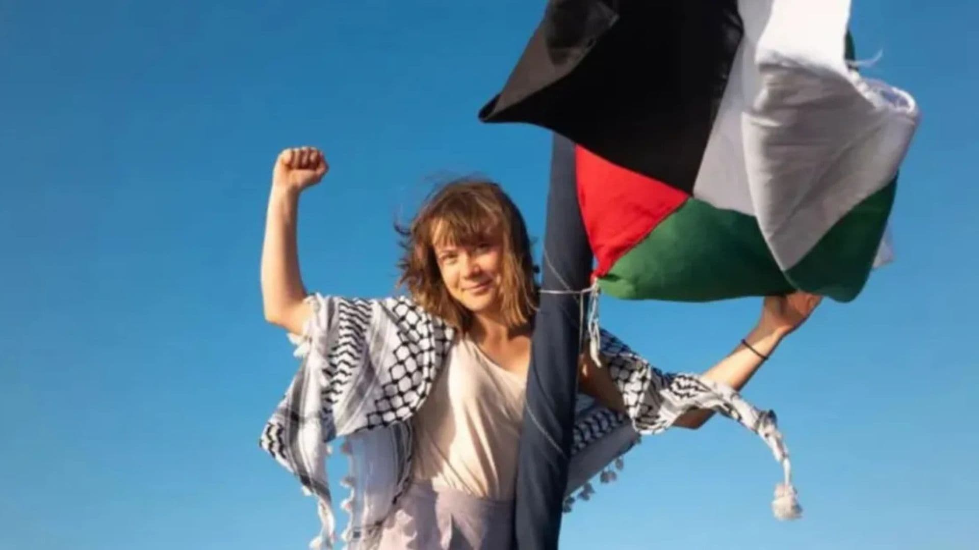 Greta Thunberg com bandeira palestina no navio interceptado por Israel