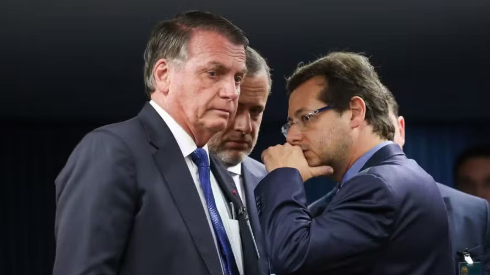 Bolsonaro conversando com advogados.