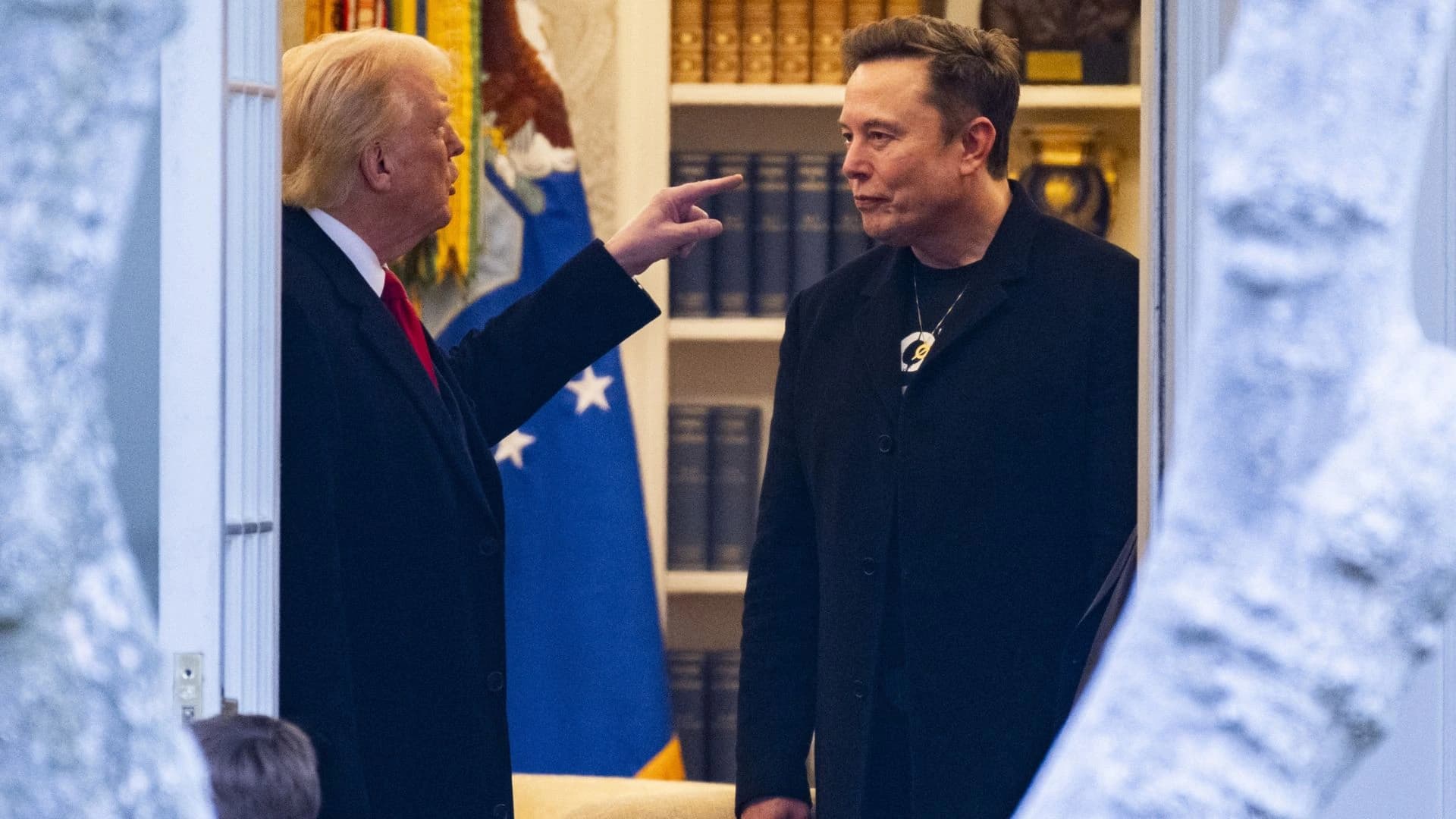 Donald Trump apontando para o rosto de Elon Musk