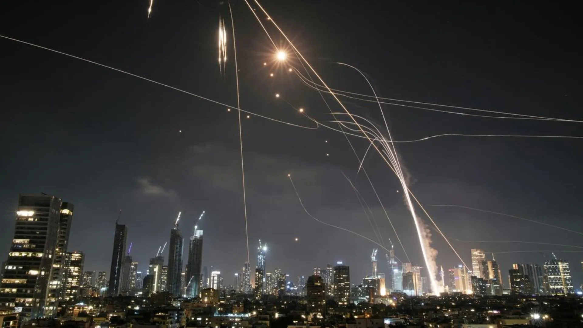 Céu de Tel-Aviv durante bombardeio