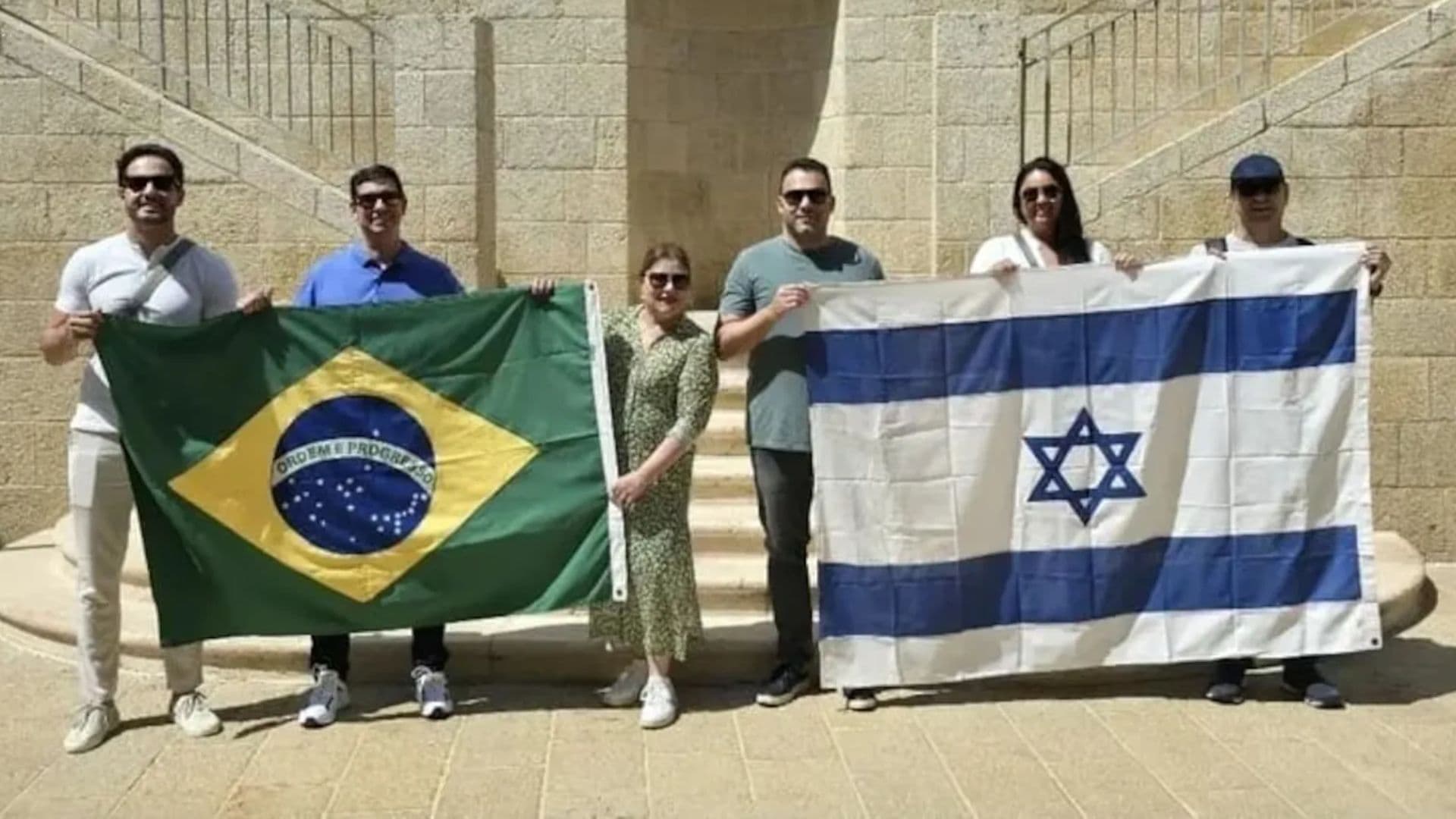 Políticos brasileiros são resgatados de Israel por via terrestre e vão pegar vôo de volta ao Brasil.