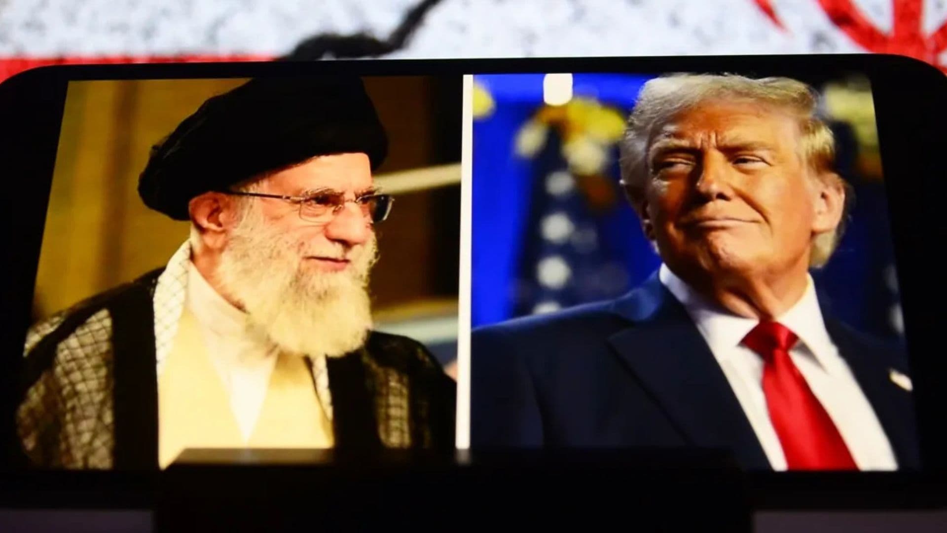 Pessoa vendo uma voto de Ali Khamenei e de Donald Trump no celular.