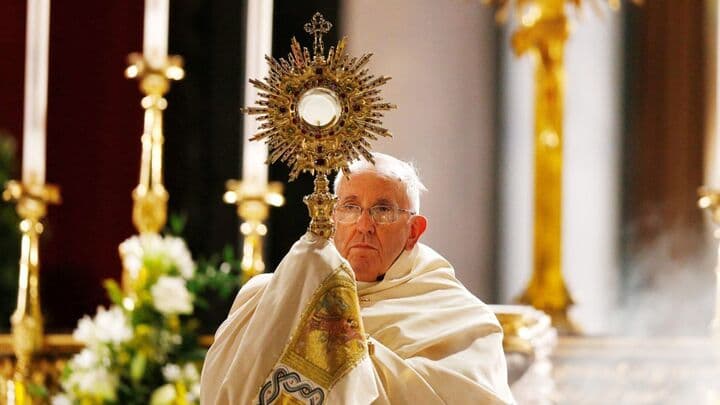 Papa Francisco segurando um sacrário com a eucaristia.