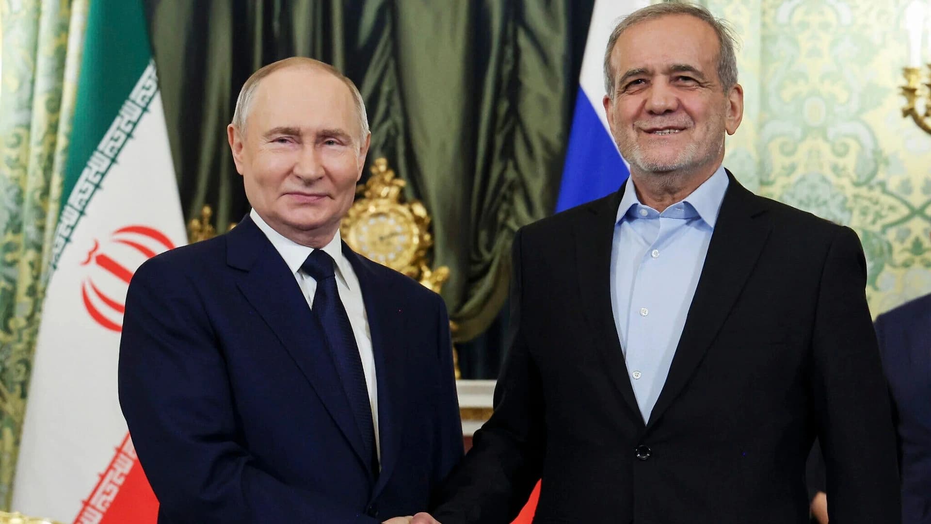 O presidente russo Vladimir Putin, à esquerda, e o presidente iraniano Masoud Pezeshkian posam para uma foto durante seu encontro no Kremlin em Moscou, Rússia, em 17 de janeiro de 2025.