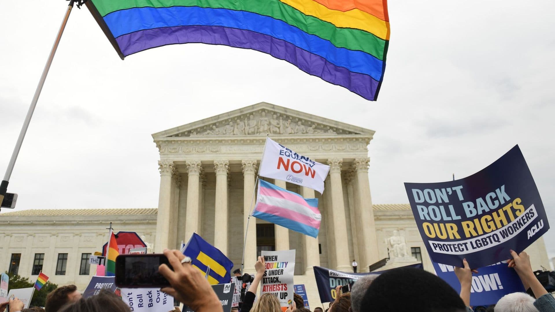 Manifestação a favor das pautas LGBT's diante da Suprema Corte dos EUA.