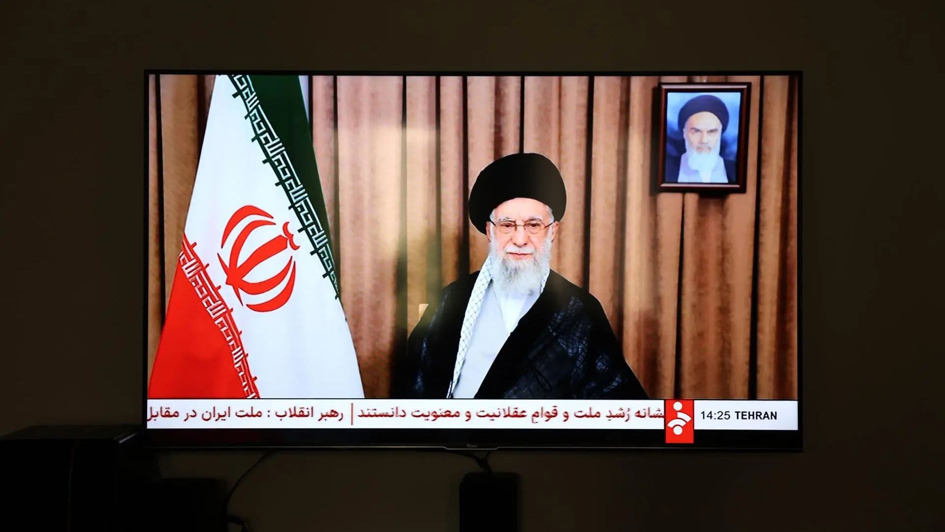 Imagem do canal de televisão mostrando propaganda anti-regime iraniano.