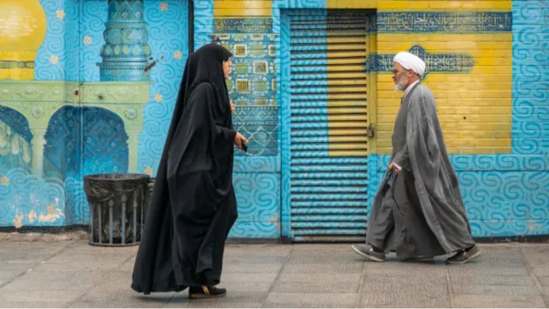 Mulher com roupas sunitas se encontrando com homem xiita.