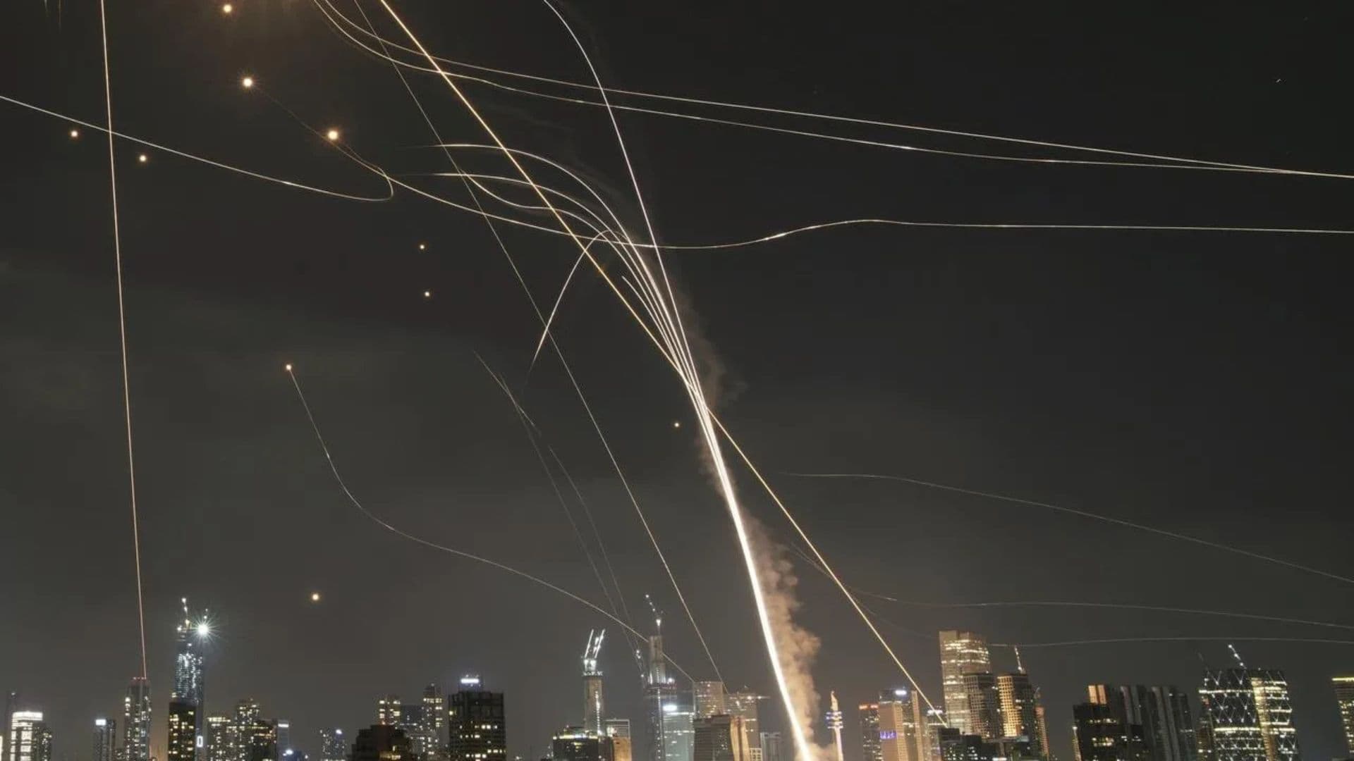 Iron Dome interceptando mísseis iranianos antes deles atingirem Israel.