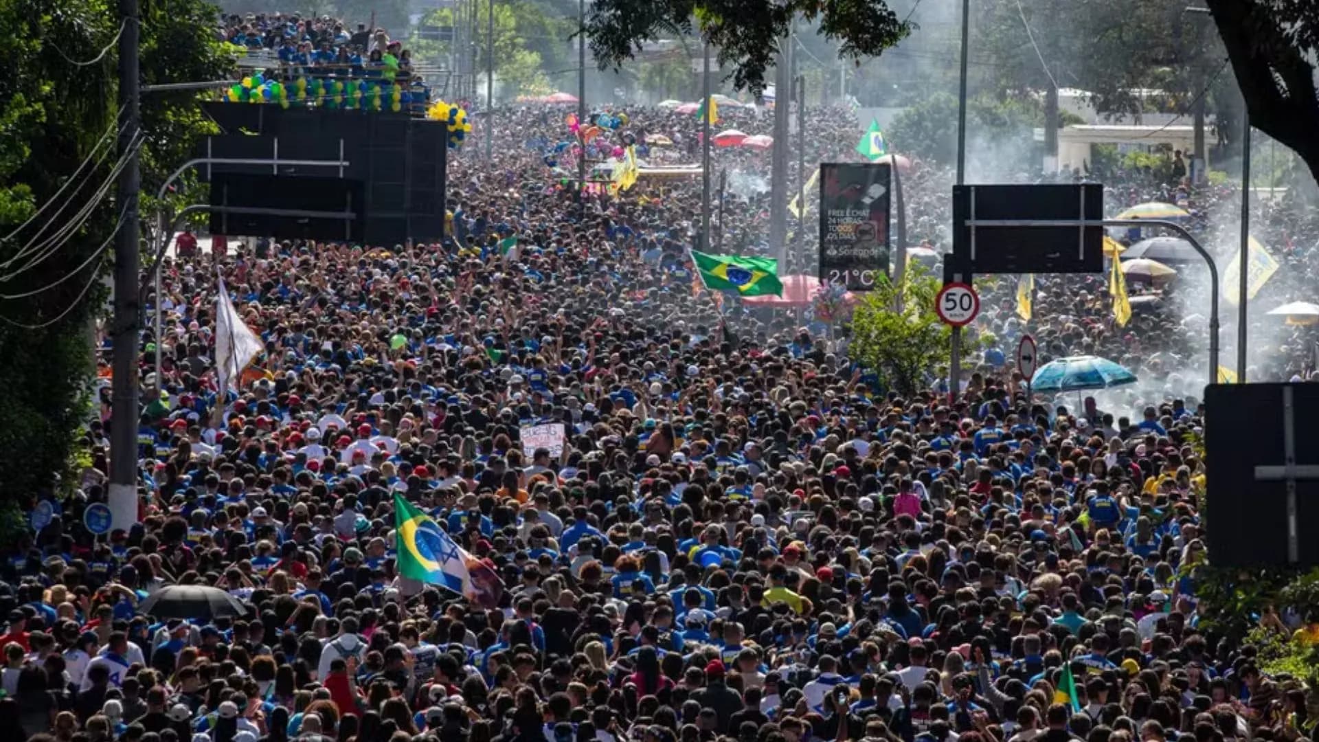Multidão de fiéis caminha pela Avenida Tiradentes durante a Marcha para Jesus 2024 em São Paulo