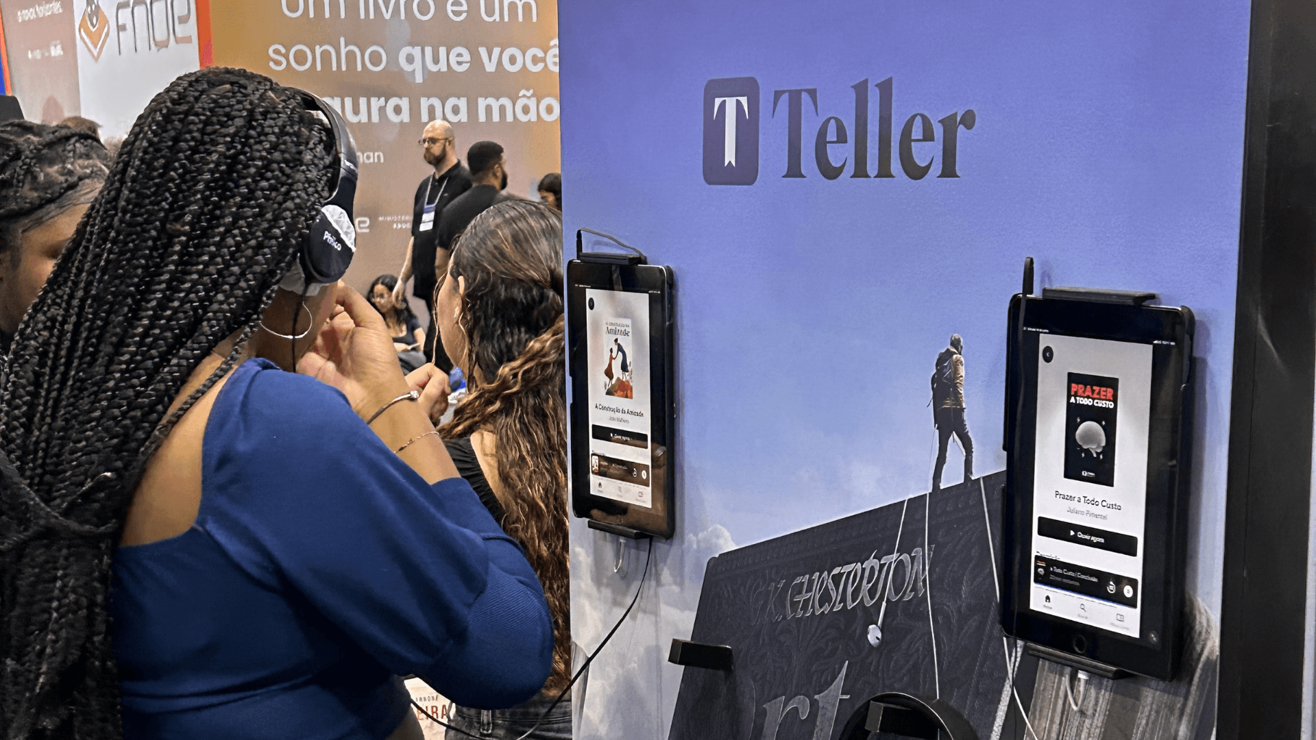 Jovem testa o Teller durante a Bienal 2025.